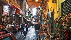 Ο διάσημος δρόμος San Gregorio Armeno στη Νάπολη