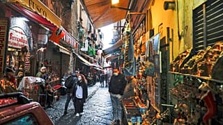 Ο διάσημος δρόμος San Gregorio Armeno στη Νάπολη