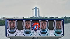 L'équipage de la mission "Crew-2" sur une vidéo projetée au centre spatial Kennedy en Floride, le 21/04/2021.