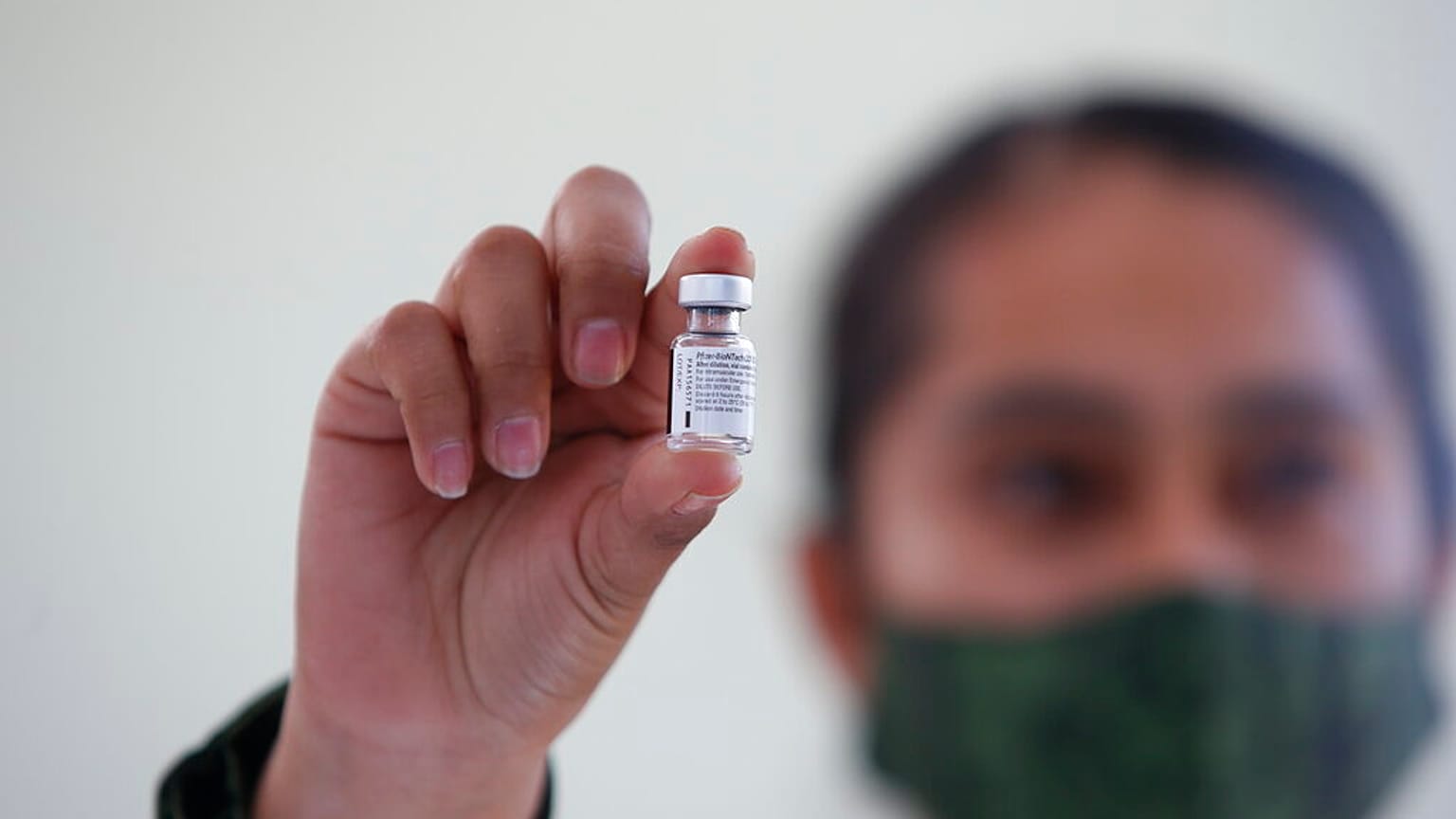 A Pfizer oltóanyagának üvegcséje egy mexikói nővér kezében (illusztráió)