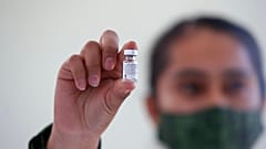 A Pfizer oltóanyagának üvegcséje egy mexikói nővér kezében (illusztráió)