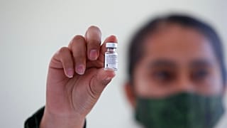 A Pfizer oltóanyagának üvegcséje egy mexikói nővér kezében (illusztráió)