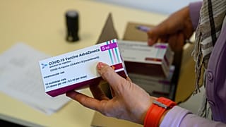 Átveszik az AstraZeneca vakcinaszállítmányt a tatabányai kormányhivatalban április 15-én