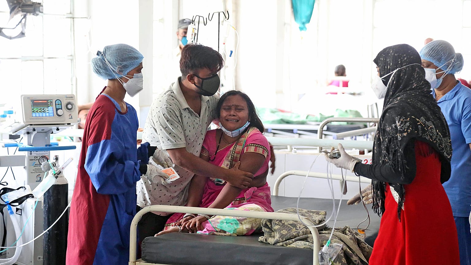 Hindistan'ın Nashik kentinde bir hastanede oksijen kıtlığı nedeniyle eşini kaybeden bir kadın gözyaşlarına boğuldu