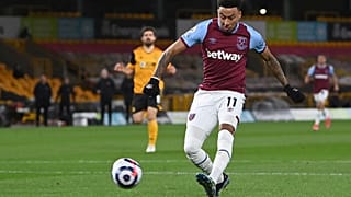  سجل لينغارد لاعب وست هام الهدف الافتتاحي لفريقه خلال مباراة كرة القدم في الدوري الإنكليزي الممتاز بين ولفرهامبتون واندرارز ووست هام يونايتد،، ملعب مولينو- أبريل 2021