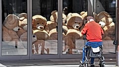 Teddybären statt Gäste: Ein geschlossenes Café in Gelsenkirchen