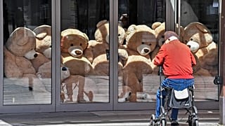 Teddybären statt Gäste: Ein geschlossenes Café in Gelsenkirchen
