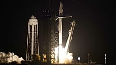 La fusée Falcon et le module Crew Dragon de SpaceX après le décollage du pas du centre spatiale Kennedy en Floride, le 23 avril 2021 
