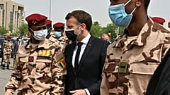 Emmanuel Macron bei der Trauerfeier für Idriss Déby