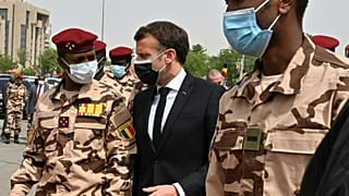 Emmanuel Macron bei der Trauerfeier für Idriss Déby
