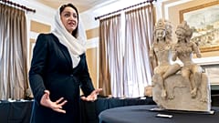 سفیر افغانستان در آمریکا در کنار یکی از آثار توقیف شده باستانی که در راه کابل است