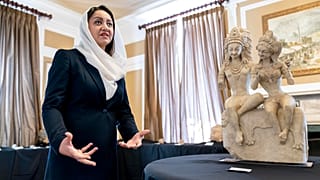 سفیر افغانستان در آمریکا در کنار یکی از آثار توقیف شده باستانی که در راه کابل است