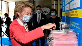 Η πρόεδρος της Ευρωπαϊκής Επιτρπής σε επίσκεψη στη Pfizer