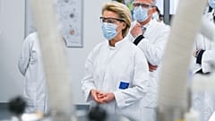 La présidente de la Commission européenne dans une usine Pfizer