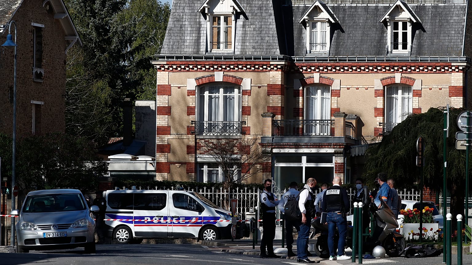 Des policiers s'affairent près du commissariat de Rambouillet, en Île-de-France, le 23 avril 2021