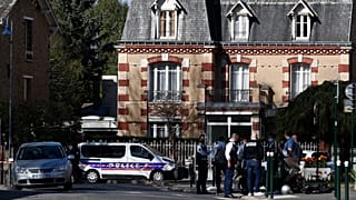Des policiers s'affairent près du commissariat de Rambouillet, en Île-de-France, le 23 avril 2021