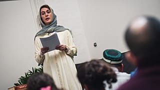 Fransız kadın imam Kahina Bahloul, Paris'in 11. bölgesinde kiralık bir mekanda kadın ve erkeklerin birlikte bulunduğu bir ortamda Cuma namazı kıldırırken (21 Şubat 2020)
