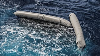 بقايا قوارب مطاطية قبالة السواحل الليبية، وتخوف من غرق مهاجرين كانوا على متنها
