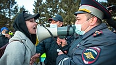 A woman argues with police officer during a protest in support of jailed opposition leader Alexei Navalny in Ulan-Ude, Buryatia, Russia. April 21, 2021