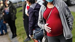 Беременная женщина в очереди на вакцинацию - США, Массачусетс