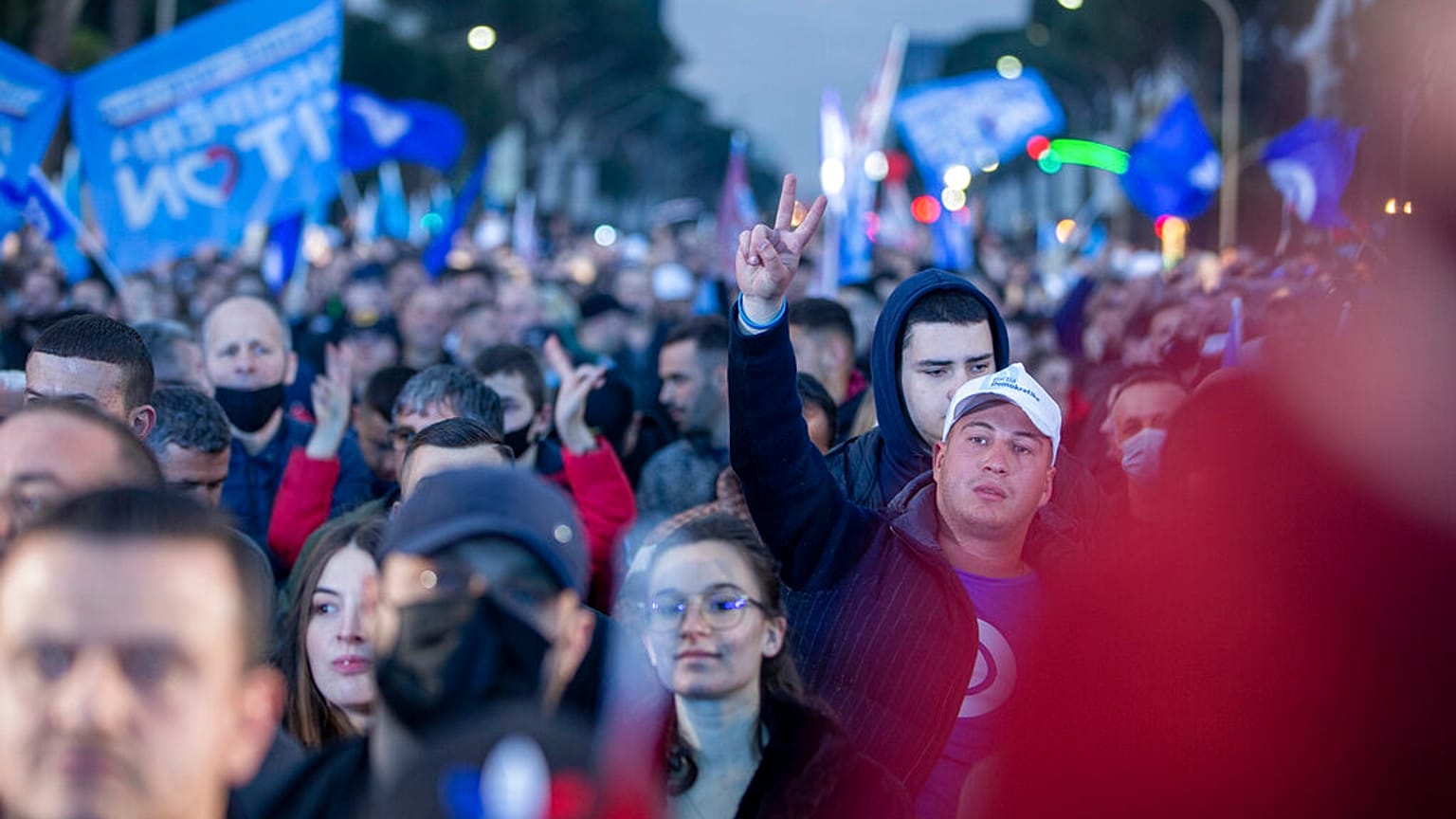 Des soutiens du parti démocratique lors d'un meeting, en Albanie, le 23 avril 2021, à Tirana