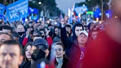 Des soutiens du parti démocratique lors d'un meeting, en Albanie, le 23 avril 2021, à Tirana