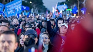 Des soutiens du parti démocratique lors d'un meeting, en Albanie, le 23 avril 2021, à Tirana