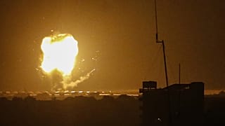 غارة جوية إسرائيلية في رفح بجنوب قطاع غزة في 17 أبريل - نيسان 2021.