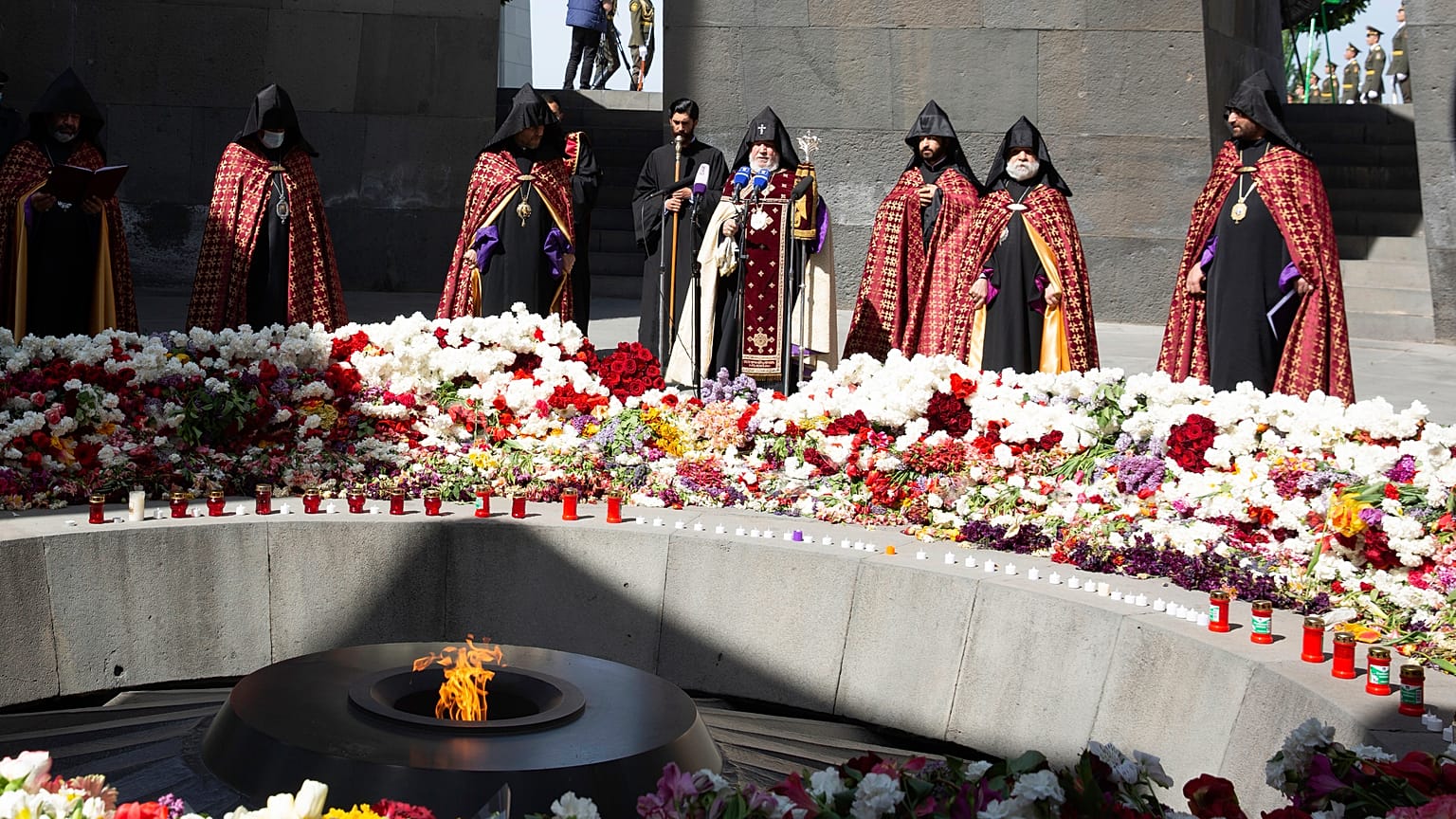 Le Catholicos de tous les Arméniens Karekine II au mémorial du génocide des Arméniens, Erevan, Arménie, le 24 avril 2021