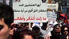 الأرمن اللبنانيون يسيرون بالأعلام واللافتات على طريق أنطلياس السريع، شمال بيروت، في 2015 لإحياء الذكرى المئوية لمجازر الأرمن في ظل الإمبراطورية العثمانية في عام 1915