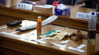 Endonezya'daki kayıp denizaltıya ait bulunan eşyalar