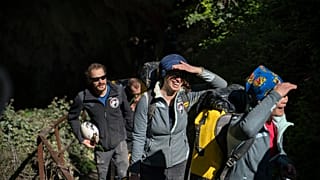 Von der Sonne geblendet: Die 15 Freiwilligen verlassen die Höhle