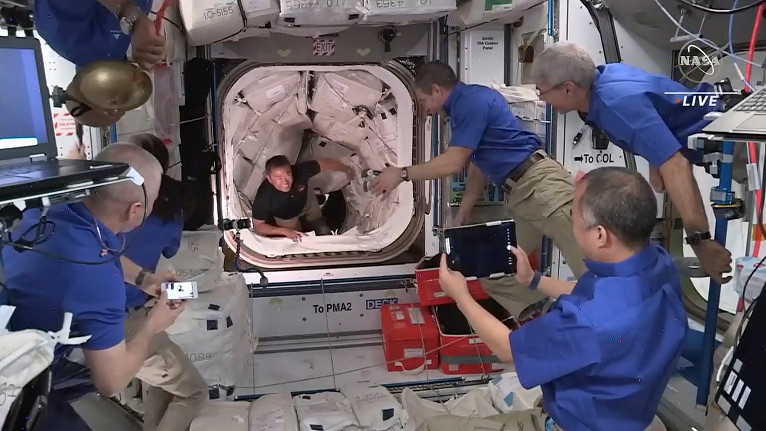 Des astronautes entrent dans la station spatiale internationale, le 24 avril 2021
