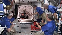 Des astronautes entrent dans la station spatiale internationale, le 24 avril 2021