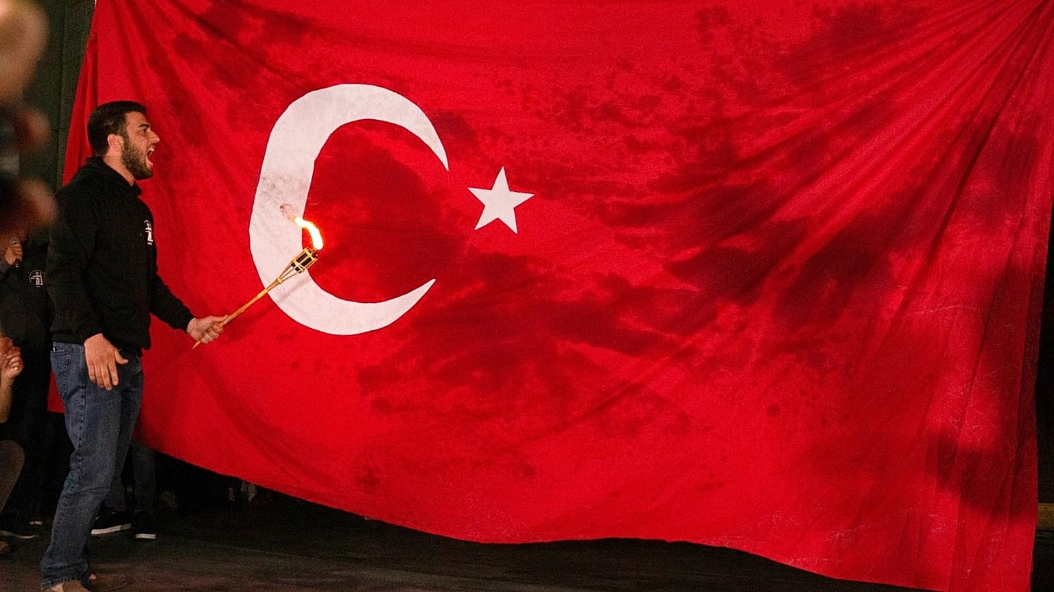 لحظه به آتش کشیدن پرچم ترکیه در ایروان، پایتخت ارمنستان