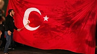 لحظه به آتش کشیدن پرچم ترکیه در ایروان، پایتخت ارمنستان