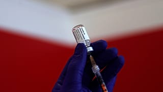 حقنة للقاح جونسون أند جونسون المضاد لفيروس كورونا