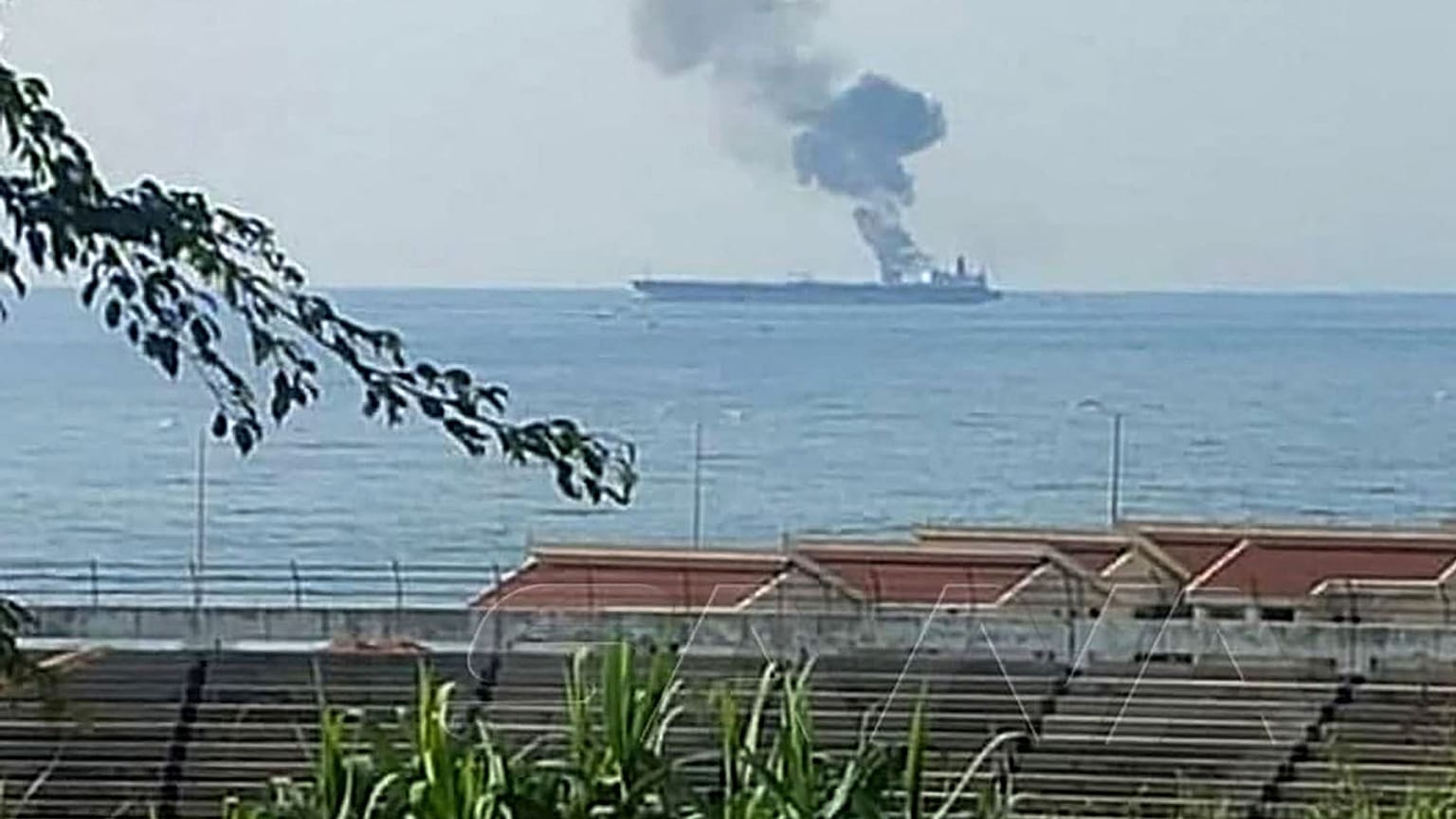 صورة لناقلة نفط يتصاعد منها الدخان قبالة سواحل مدينة بانياس السورية نشرتها وكالة الأنباء المحلية "سانا" في 24.04.2021   يُقال إنها ناقلة نفط إيرانية تعرضت لهجوم