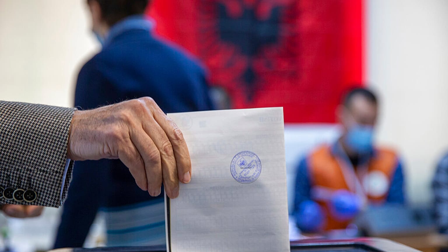Arnavutluk'ta seçime katılım oranı yüzde 45 olarak açıklandı.