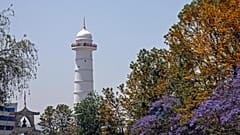 البرج الأبيض الجديد المكون بني بجوار أنقاض برج دارارا التاريخي في كاتماندو والذي يعود إلى القرن التاسع عشر والذي انهار في زلزال مدمر عام 2015/ النيبال