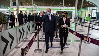 رئيس الوزراء الفرنسي جان كاستكس في مطار رواسي شارل ديغول