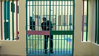 شرطي يغلق أحد الأبواب الداخلية لسجن عكاشة في الدار البيضاء