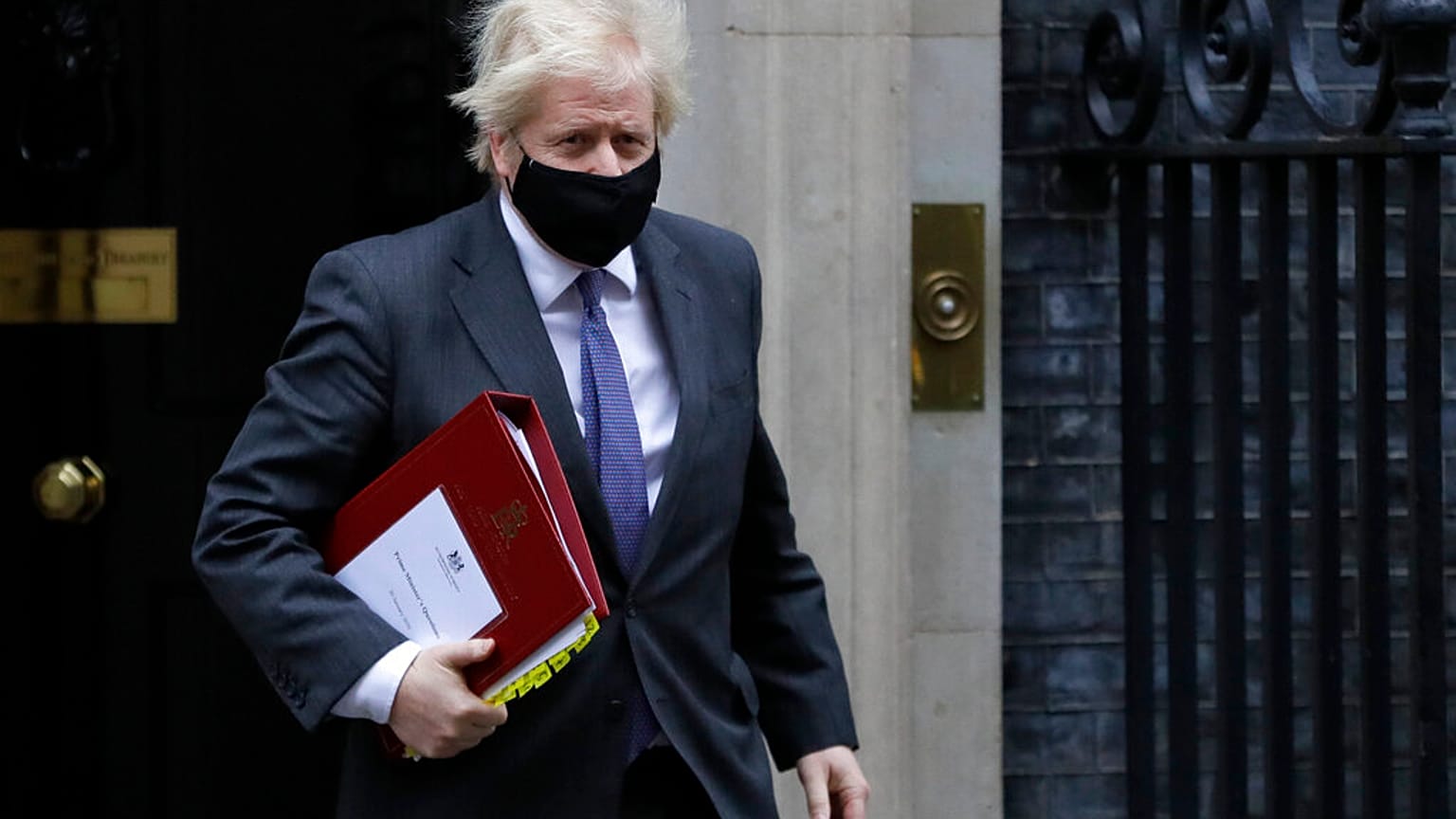 İngiltere Başbakanı Boris Johnson, Londra Downing Street'teki başbakanlık konutundan çıkarken.