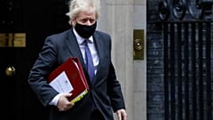 İngiltere Başbakanı Boris Johnson, Londra Downing Street'teki başbakanlık konutundan çıkarken.
