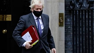 İngiltere Başbakanı Boris Johnson, Londra Downing Street'teki başbakanlık konutundan çıkarken.