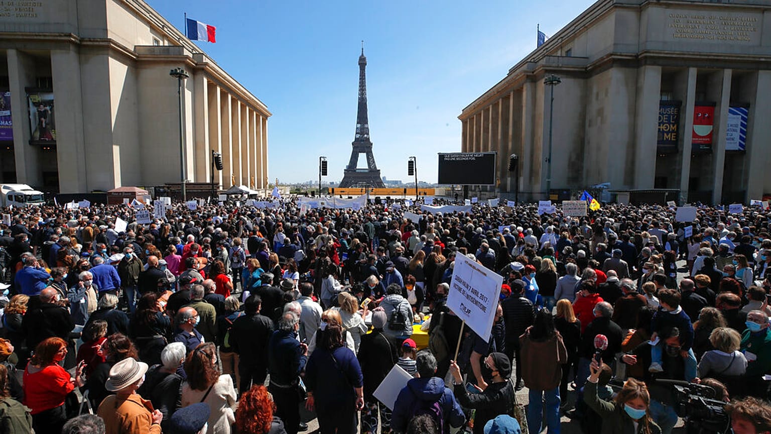 Ezrek gyűltek össze a párizsi Trocadéro téren a döntés ellen tiltakozni