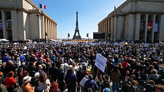 Ezrek gyűltek össze a párizsi Trocadéro téren a döntés ellen tiltakozni
