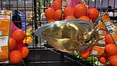 Der Käse? Gleich bei der Skulptur - Supermarkt als Covid-Galerie