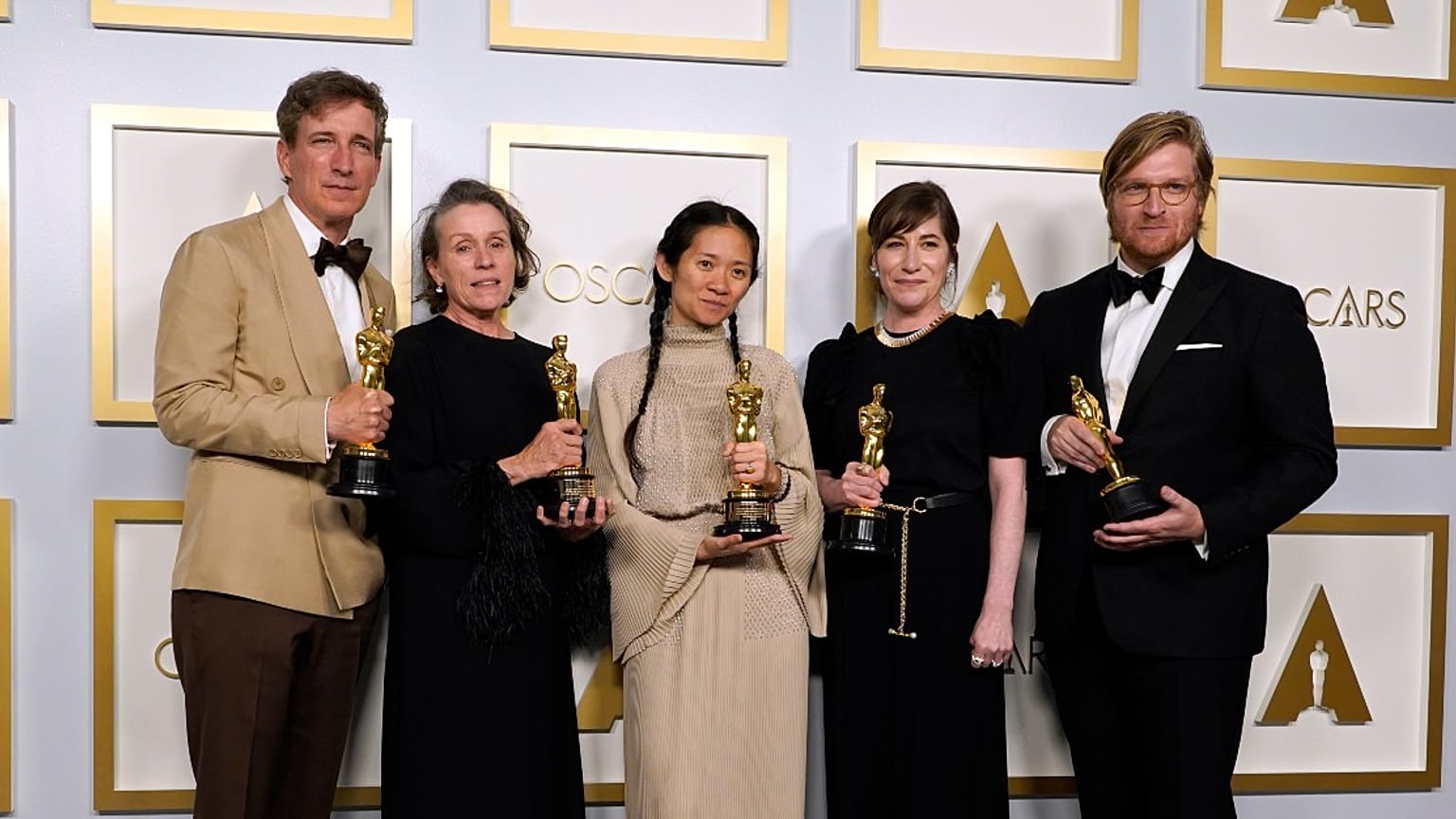 Peter Spears, Frances McDormand, Chloe Zhao, Mollye Asher et Dan Janvey, grands gagnants des Oscars avec "Nomadland", à Los Angeles, le 25 avril 2021