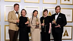 Peter Spears, Frances McDormand, Chloe Zhao, Mollye Asher et Dan Janvey, grands gagnants des Oscars avec "Nomadland", à Los Angeles, le 25 avril 2021
